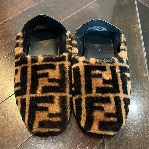 Fendi shearling slippers - Picture 4 of 9